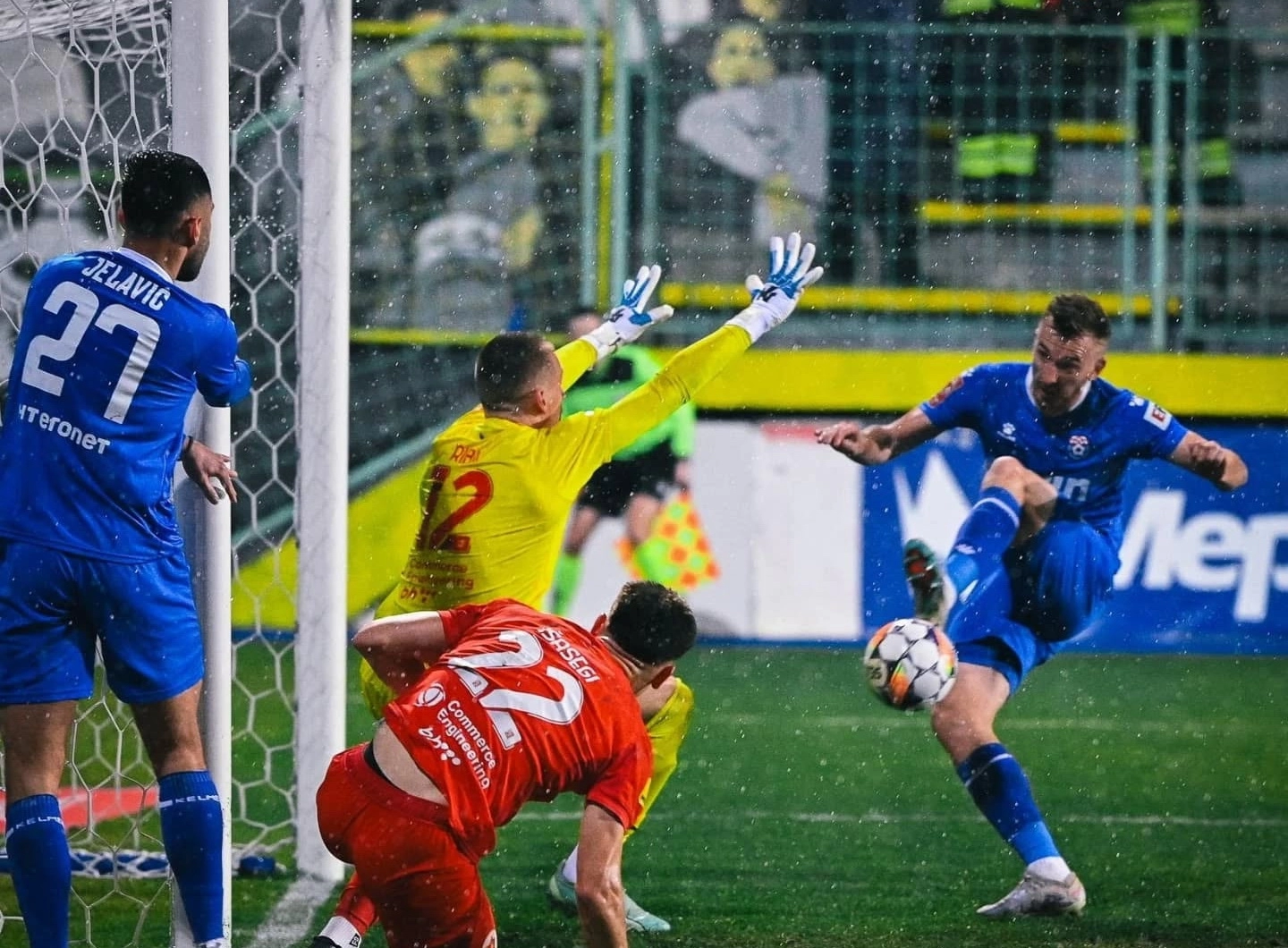 Široki bliže polufinalu, Velež 'u banani'